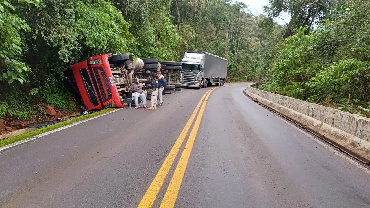 ​🚨 Caminhão Tombado na BR-116 entre São Marcos e Campestre da Serra